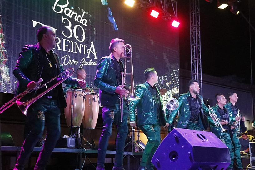 LA BANDA 30-TREINTA PONE A BAILAR A JEREZANOS 