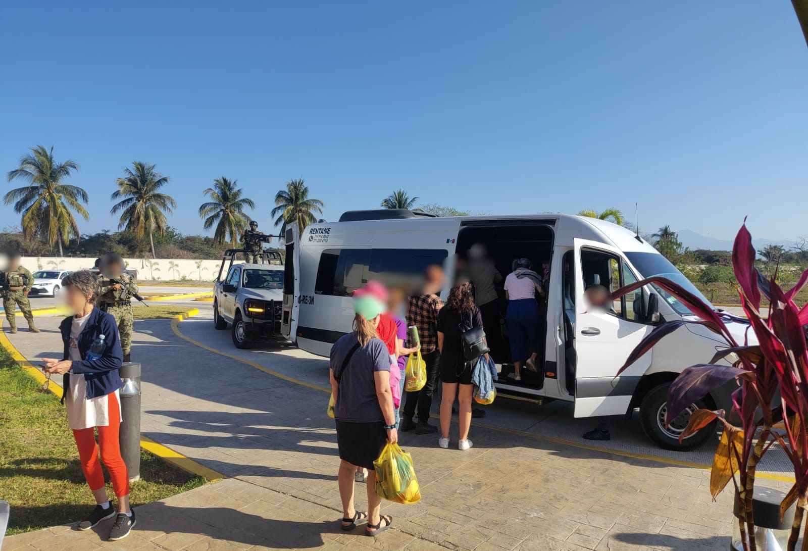 TRASLADAN A 15 TURISTAS AFECTADOS TRAS BLOQUEOS CARRETEROS