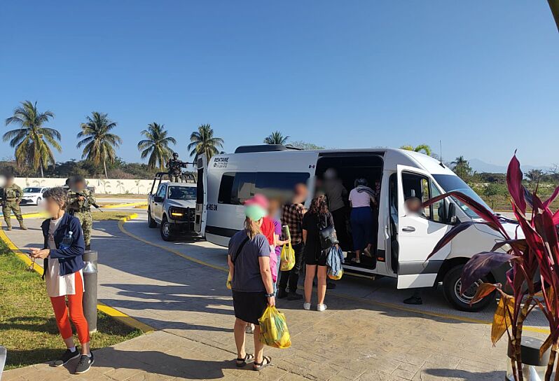 TRASLADAN A 15 TURISTAS AFECTADOS TRAS BLOQUEOS CARRETEROS