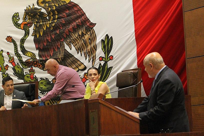 LEEN DICTAMEN A FAVOR DEL DESAFUERO; ESTE VIERNES SE SOMETE A VOTACIÓN