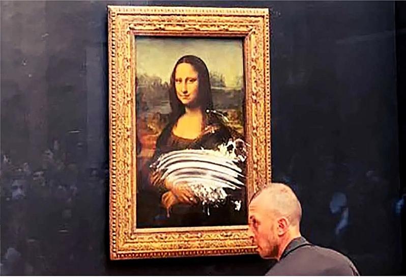 LE PEGAN UN PASTELAZO A LA MONNA LISA 