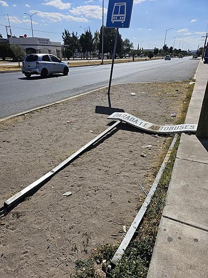Letrero caído causa inconformidad en Fresnillo