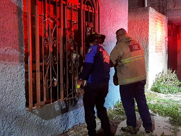 LIBERAN ELEMENTOS DE PROTECCIÓN CIVIL Y BOMBEROS A PERRO ATORADO