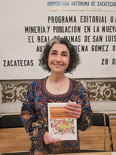 PRESENTA INVESTIGADORA LIBRO DE MINERÍA