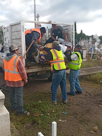 LIMPIAN PANTEONES DE JEREZ