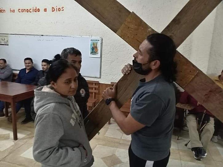 LISTOS PARA REPRESENTAR EL JUICIO, MUERTE Y CRUCIFICCIÓN DE JESÚS 