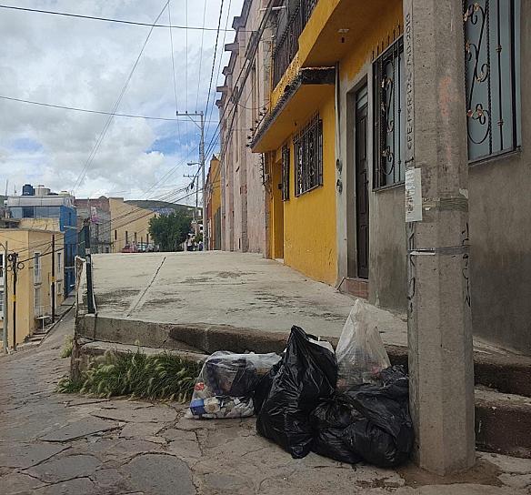 LLAMA MUNICIPIO A COMERCIANTES A NO DEJAR LA BASURA EN LA CALLE