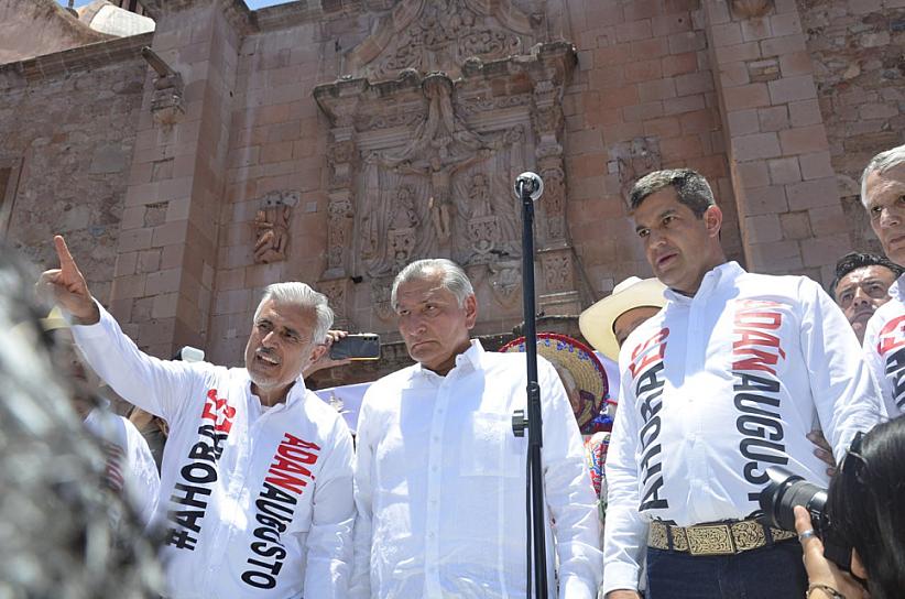 LLEGA ADÁN AUGUSTO A ZACATECAS; LO ACLAMAN EN PLAZA DE ARMAS
