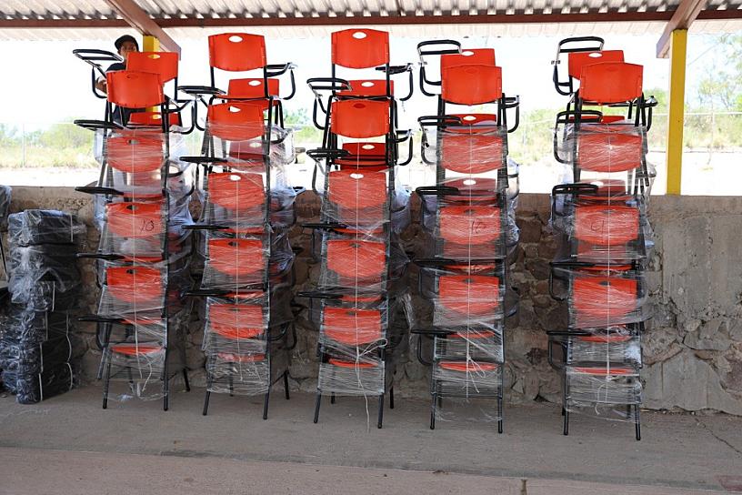 LLEGA MOBILIARIO NUEVO A PRIMARIA RURAL DE HUANUSCO