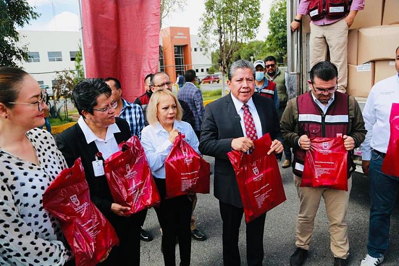 LLEGAN PAQUETES DE ÚTILES ESCOLARES PARA ESTUDIANTES ZACATECANOS