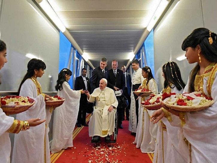 LLEGA PAPA FRANCISCO A BARÉIN PARA REFORZAR DIÁLOGO CON EL ISLAM 