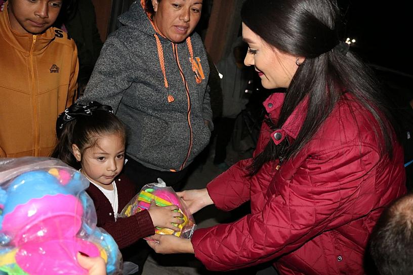 LLEVA BENNELLY HERNÁNDEZ SONRISAS A PEQUEÑOS FRESNILLENSES EL DÍA DE REYES 