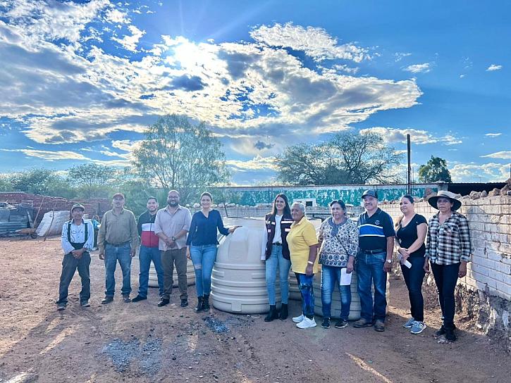 LLEVA BENNELLY HERNÁNDEZ TINACOS A COMUNIDADES DE EL MINERAL
