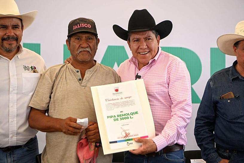 LLEVA DAVID MONREAL APOYOS A CAMPESINOS DEL SURESTE ZACATECANO