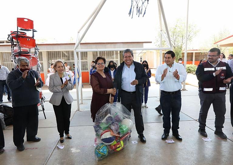 LLEVA DAVID MONREAL INSUMOS A ESCUELA SECUNDARIA DE LA CAPITAL ZACATECANA