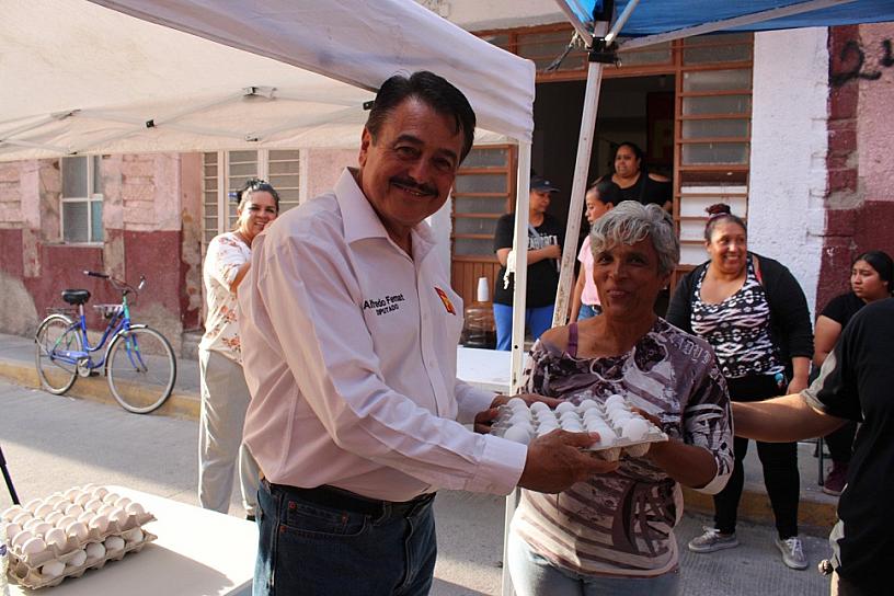LLEVA FEMAT PROGRAMA DEL HUEVO GENEROSO A LUIS MOYA 