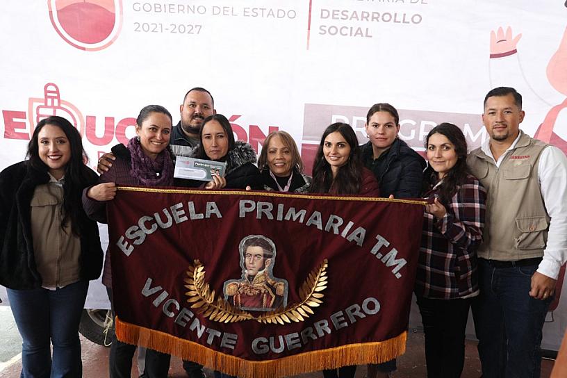 LLEVA GODEZAC RECURSOS PARA UNIFORMES GRATUITOS Y CISTERNAS A ESCUELAS