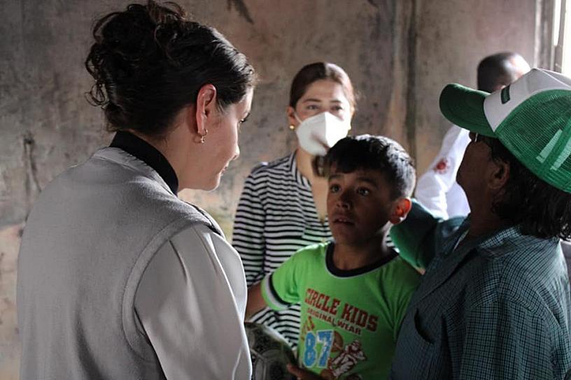 LLEVA MARIBEL HERRERA APOYOS A FAMILIA DE LA CAPITAL AFECTADA POR INCENDIO 