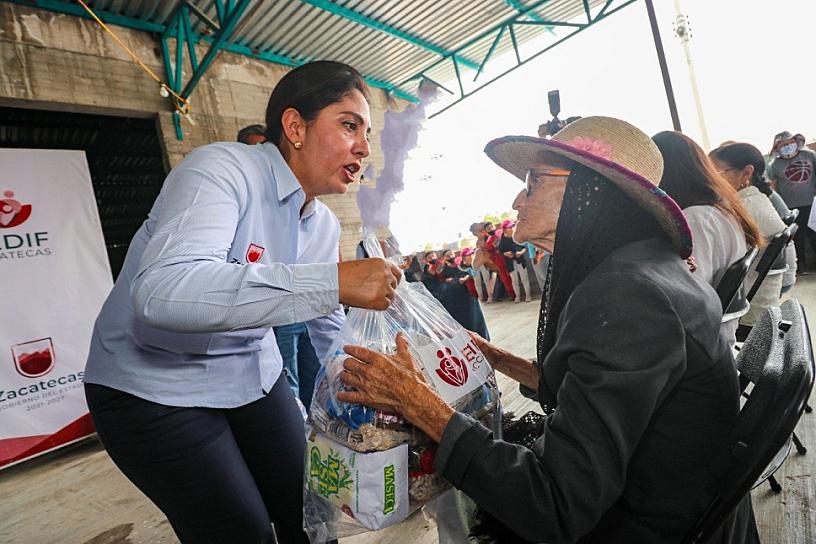 LLEVAN APOYOS A FAMILIAS DE MONTE ESCOBEDO