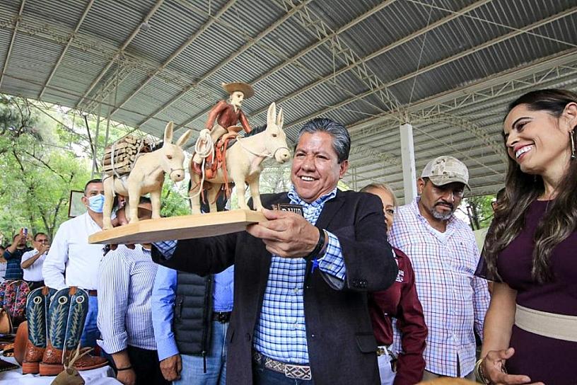 LLEVAN APOYOS A JUCHIPILA