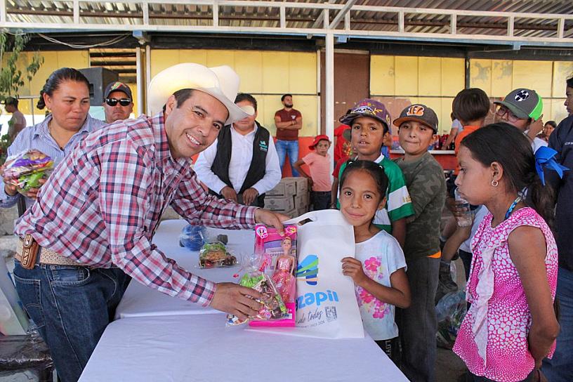 LLEVAN APOYOS A LA COMUNIDAD PRESA DEL JUNCO EN MAZAPIL