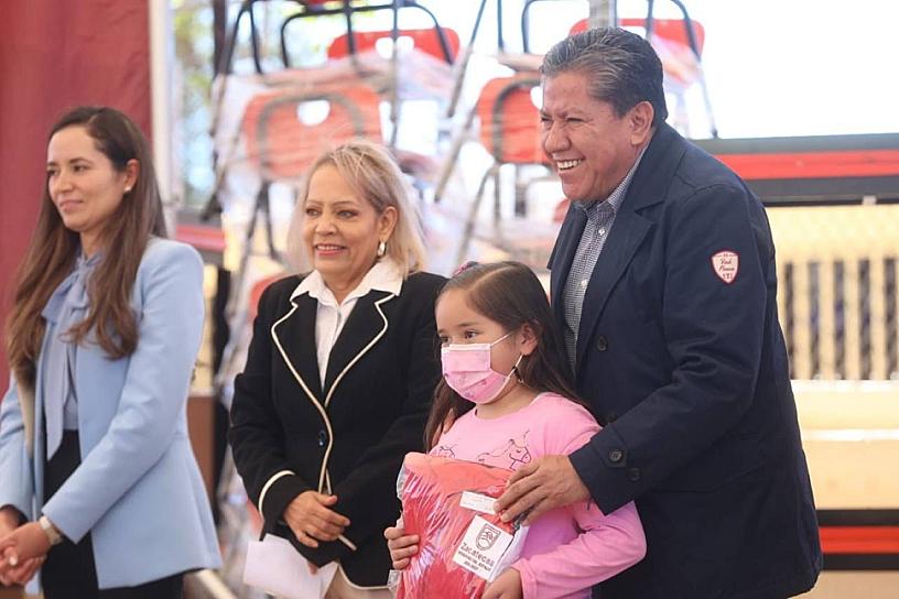 LLEVAN APOYOS ESCOLARES A ALUMNOS DE LA CAPITAL