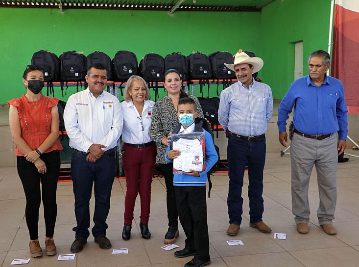 LLEVAN APOYOS ESCOLARES A PRIMARIA DE CAÑITAS 