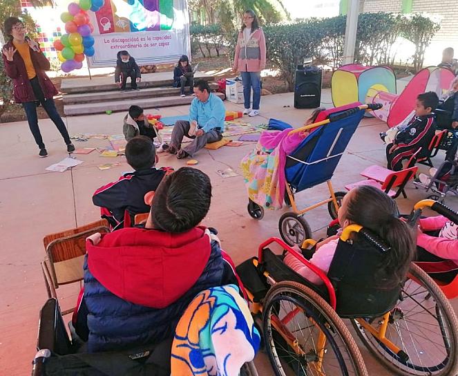 LLEVAN BIBLIOTECARIOS CUENTOS A ESCUELA DE EDUCACIÓN ESPECIAL