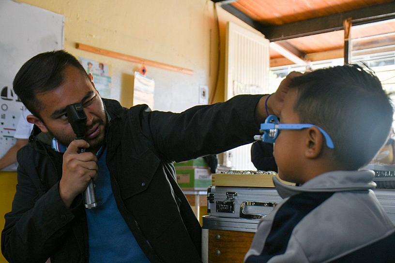 LLEVAN CAMPAÑA DE SALUD VISUAL A ESCUELAS
