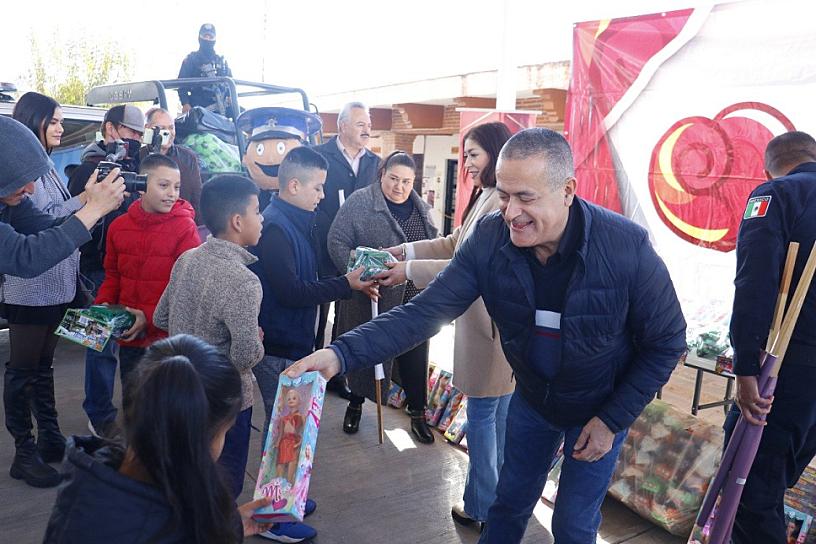 LLEVAN JUGUETES A NIÑOS JEREZANOS EN DÍA DE REYES 