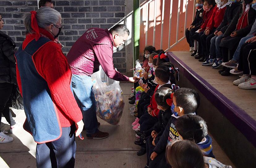 LLEVAN JUGUETES Y BOLOS A NIÑOS DE ESCUELAS GUADALUPENSES