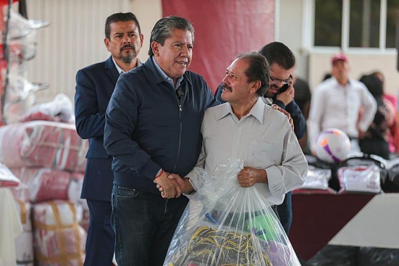 LLEVAN MATERIAL ESCOLAR A PRIMARIAS DE LORETO