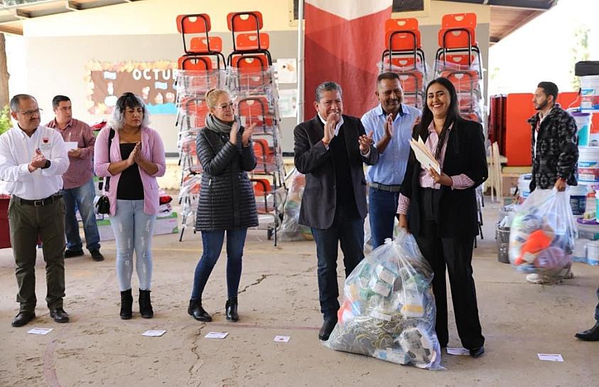 LLEVAN MOBILIARIO A ESCUELAS DE MELCHOR OCAMPO 