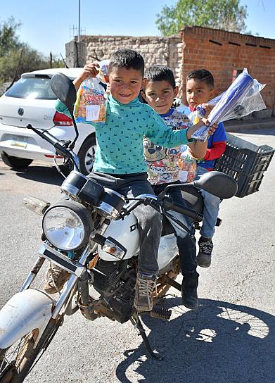 LLEVAN POSADITAS A NIÑOS DE COMUNIDADES GUADALUPENSES 