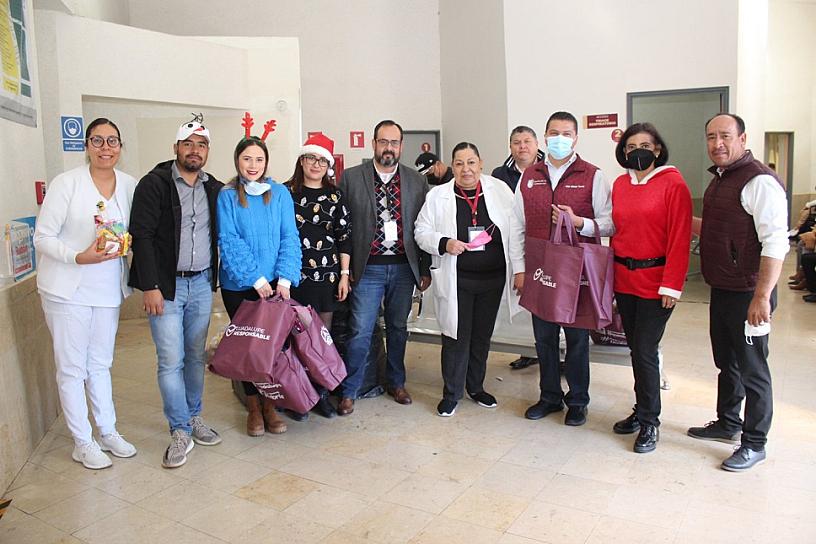 LLEVAN REGALOS, DULCES Y SONRISAS A PACIENTES DEL ISSSTE 