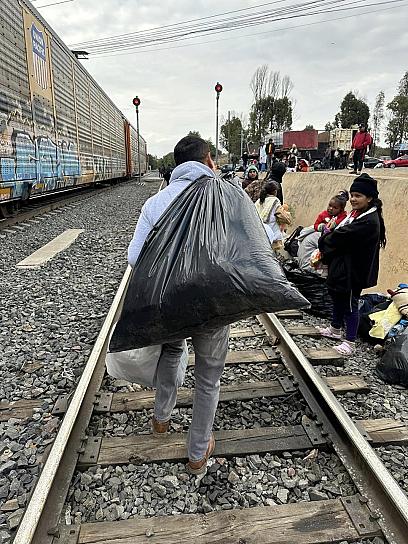 LLEVAN ZACATECANOS UN POCO DE AMOR A MIGRANTES VARADOS