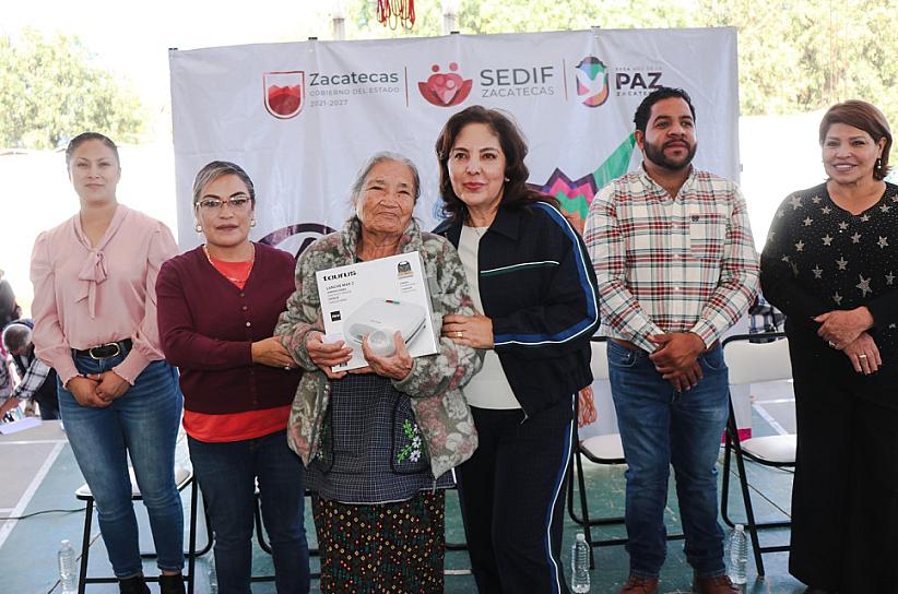 Lleva SEDIF apoyos a familias de Noria de Ángeles  