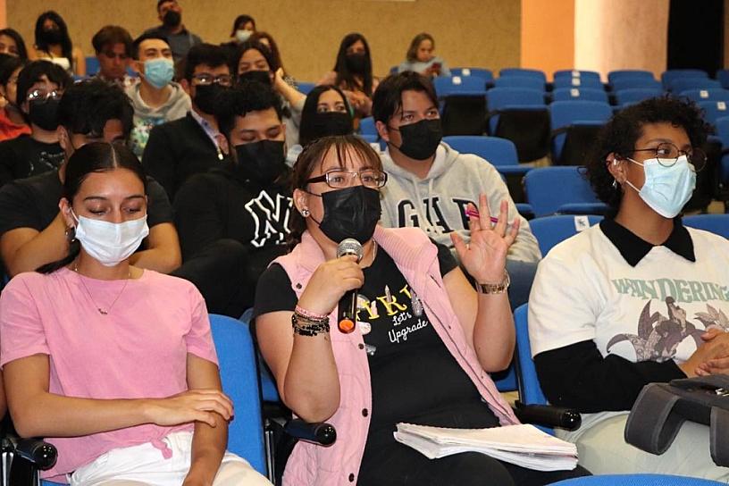 LLEVA SEMUJER CONFERENCIA SOBRE VIOLENCIA DE GÉNERO A ESCUELAS NORMALES