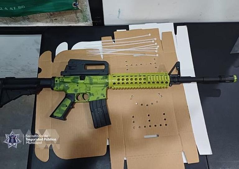 LO DETIENEN POR PORTAR UN ARMA ... FALSA 