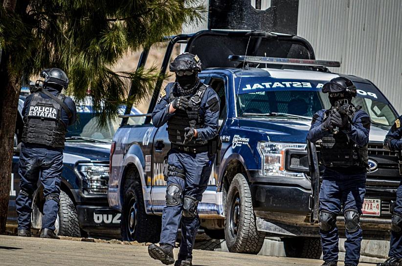 LOS DETIENEN POR PORTAR UN AK- 47 Y DROGA 