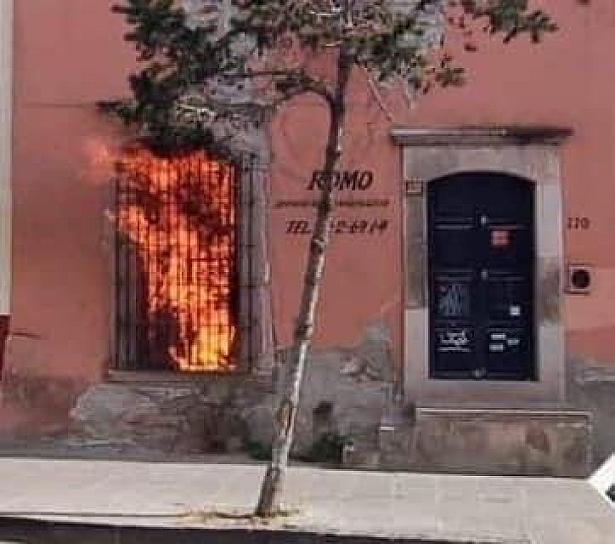 SE INCENDIA UNA CASA EN EL CENTRO HISTÓRICO