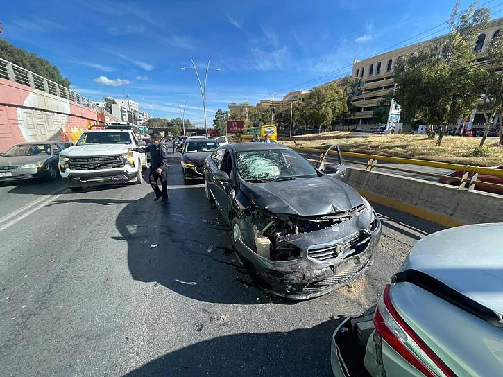 Mañana de choques: carambola de 5 vehículos frente a Derecho