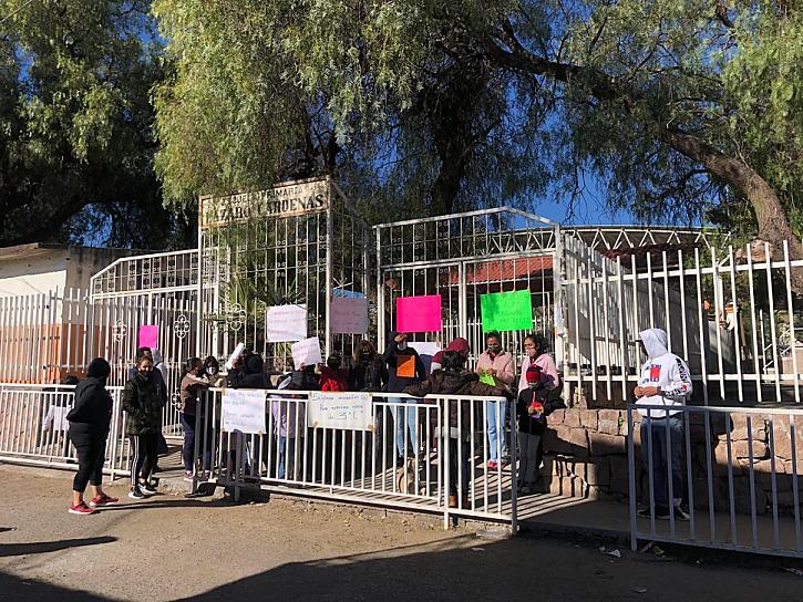 TOMAN PRIMARIA LÁZARO CÁRDENAS POR FALTA DE MAESTRO