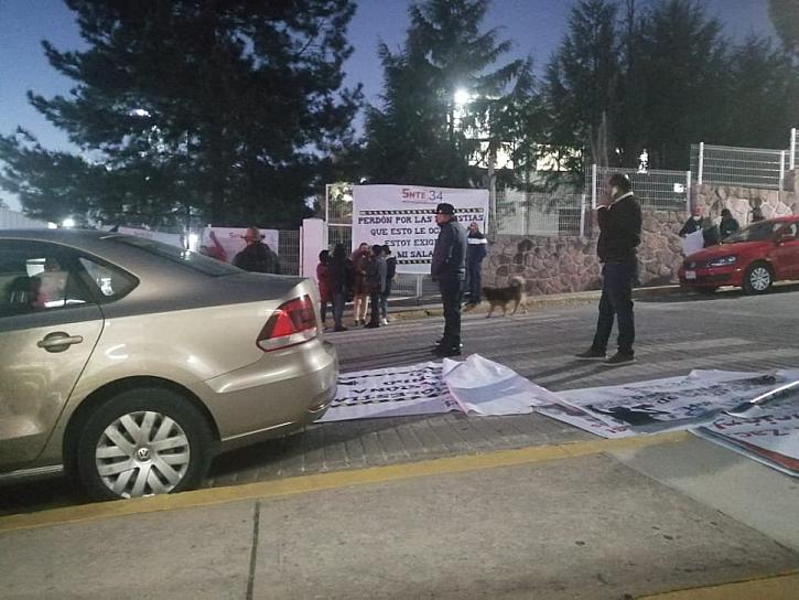 SE MANIFIESTAN MAESTROS DE LA SECCIÓN 34 DEL SNTE