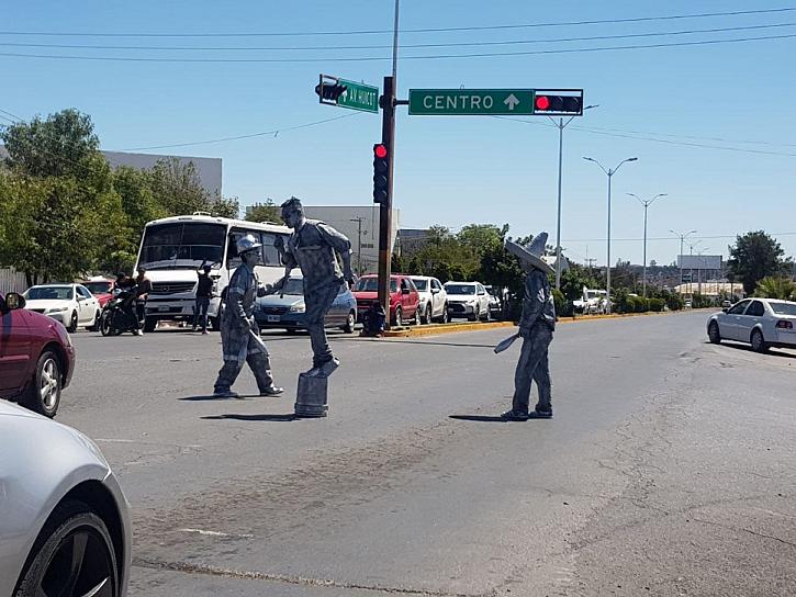 MALABARISTAS DAN ALEGRÍA EN SEMÁFOROS DE FRESNILLO