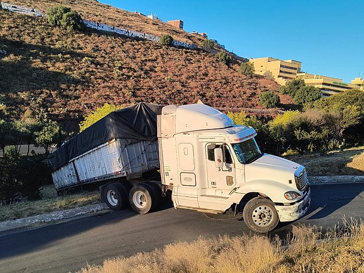 Mal cálculo de trailero pone remolque en riesgo