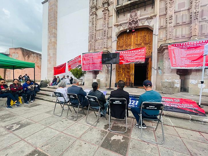 MANTIENEN DISIDENTES PLANTÓN EN LEGISLATURA