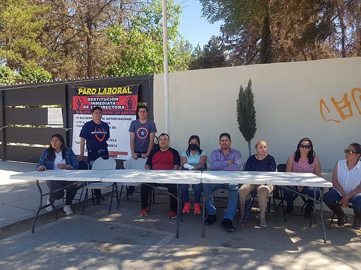 MANTIENEN MAESTROS DE LA SECUNDARIA LÁZARO CÁRDENAS TOMA DEL PLANTEL