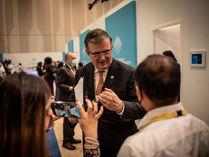 VE EBRARD A TRUMP EN CAMPAÑA AGITANDO EL AINTI-MEXICANISMO QUE LO CARACTERIZA 