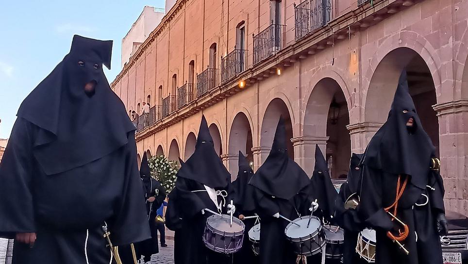 MARCHA EN "CORTEJO FÚNEBRE" POR REFORMAS QUE "ATENTAN" CONTRA EL PJF